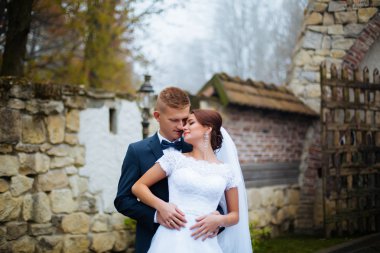 Gelin ve damat, düğün günü açık havada. Yeni evliler erkek ve kadın