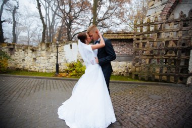 arka plan orman sandalyesinde güzel genç çift düğün