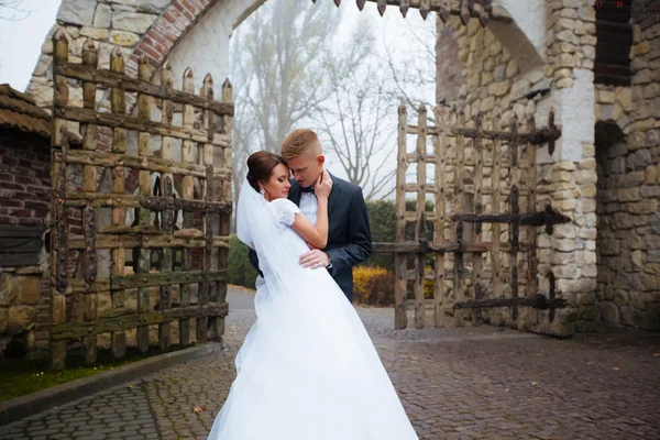 Casamento noiva e noivo beijando casal amoroso com buquê de rosas — Fotografia de Stock