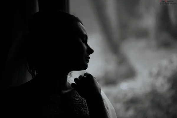 Seksi güzel genç bayan rahatlatıcı siyah beyaz portre 