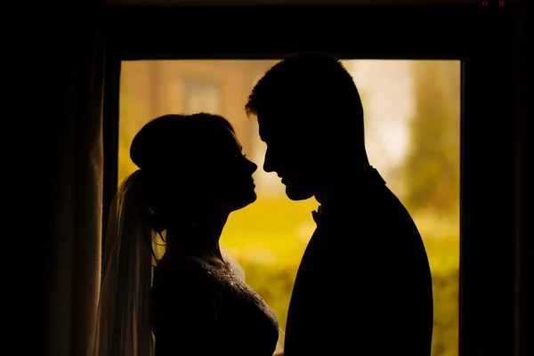 La novia y el novio en una casa acogedora, foto tomada con li natural — Foto de Stock
