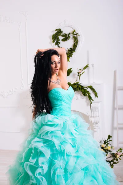 Hochmode. Emotionales Porträt der schönen sexy Brünette mit langen Haaren in einem grünen Kleid — Stockfoto