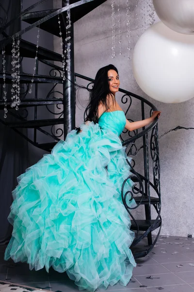 Elegante donna matura in abito verde magra sul muro — Foto Stock