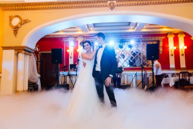 İlk düğün dansı yoğun duman üzerinde şaşırtıcı