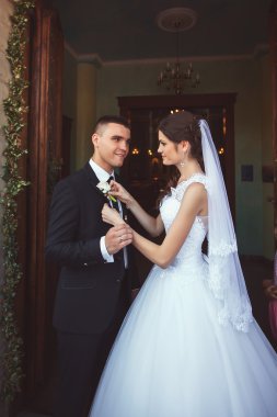 Gelin ve Damat Düğün töreni sonrası kiliseyi bırakarak