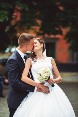 Eski vintage house yakınındaki zarif Düğün çifti