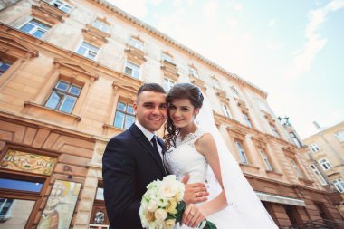 Güzel çift gorode içinde sarılma. Europe.