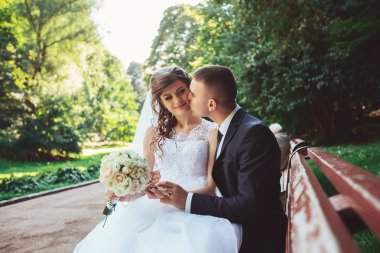 Mutlu gelin ve damat düğün günlerinde