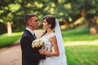 Mutlu gelin ve damat düğün günlerinde