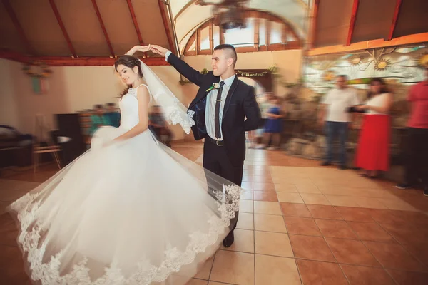 Primera novia bailarina en un restaurante —  Fotos de Stock