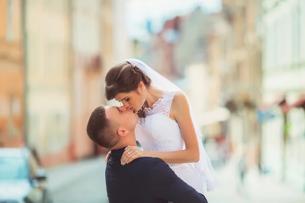 Sposa felice e sposo il giorno del loro matrimonio — Foto Stock