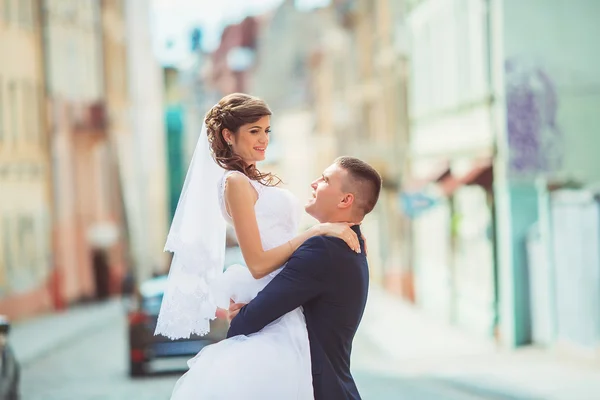 Noiva feliz e noivo em seu dia do casamento — Fotografia de Stock