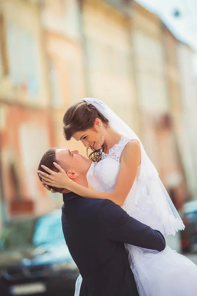 Boldog menyasszony és a vőlegény, utcán, tánc — Stock Fotó