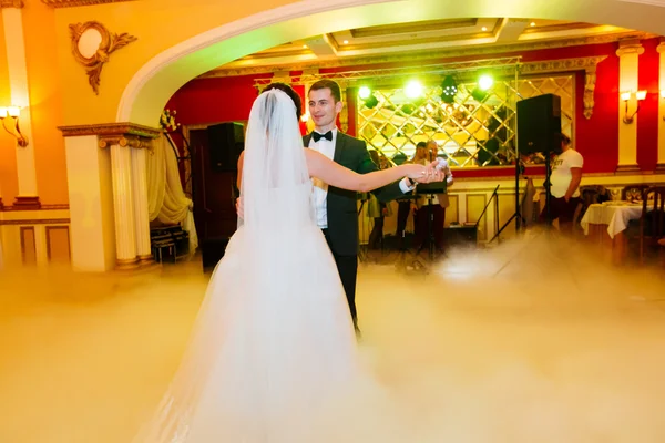 Junges Paar tanzt am Hochzeitstag — Stockfoto