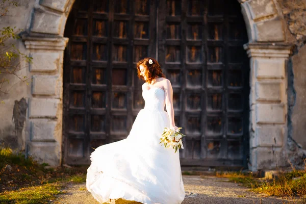 The bride near the church door — Stock Photo, Image