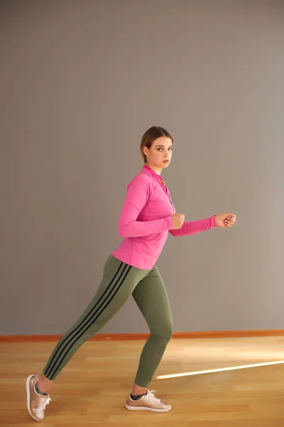 Vista lateral del atleta corredor joven y deportivo activo con el concepto de espacio de copia deporte salud fitness pérdida peso entrenamiento cardiovascular trote entrenamiento bienestar. — Foto de Stock