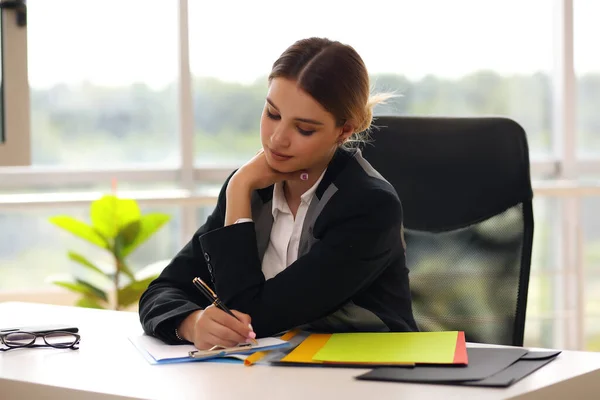 Thoughtful worried european business woman looking away, thinking, solving a problem at work, worried entrepreneur — Stock Photo, Image
