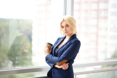 Yakın plan, genç profesyonel, kendine güvenen, arkadaş canlısı, gülümseyen bir kadın.,