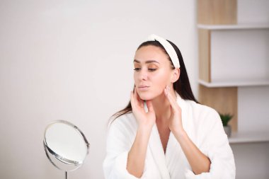 Kahverengi saçlı güzel bir genç kadının stüdyo portresi. Temiz ciltli güzel bir manken kız..