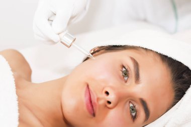 Genç bir kadın masaj salonundan zevk alıyor.