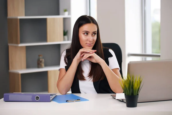 Jovem mulher de negócios bonita com notebook no escritório — Fotografia de Stock