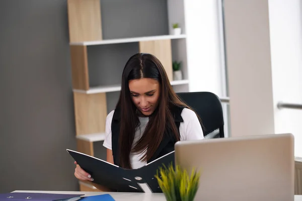 Młody menedżer treści strony internetowej firmy biznesowej monitoruje aktywność abonenta podczas pracy w biurze za pomocą laptopa — Zdjęcie stockowe