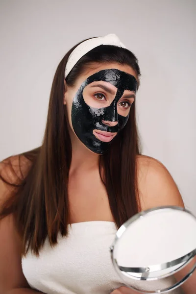 Красива молода жінка з чистою свіжою шкірою. Лікування обличчя. Косметологія, краса і спа-центр  . — стокове фото