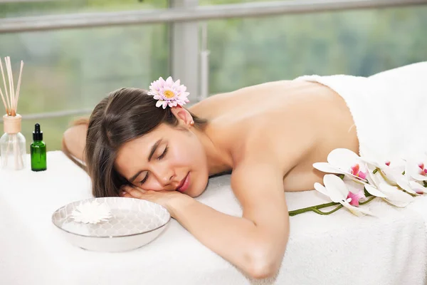 Jonge mooie vrouw die een spa behandeling krijgt in een spa schoonheidssalon. Wellnessmassage. Schoonheidssalon. — Stockfoto