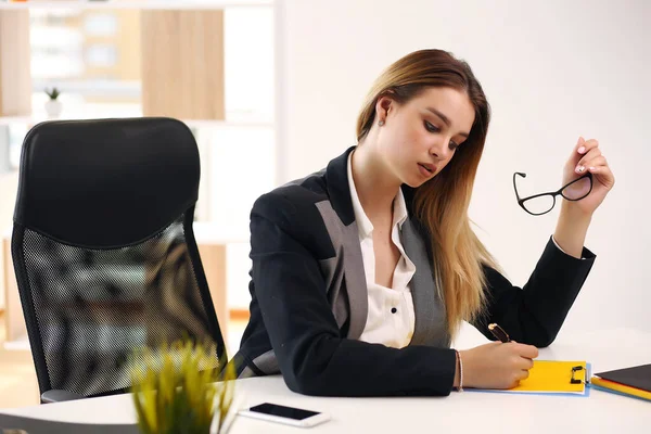 Pensativo preocupado mulher de negócios européia olhando para longe, pensando, resolvendo um problema no trabalho, empresário preocupado — Fotografia de Stock