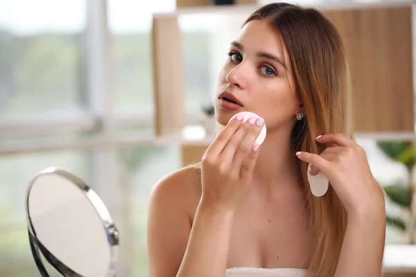 Wanita cantik menerapkan make-up dalam konsep kecantikan — Stok Foto