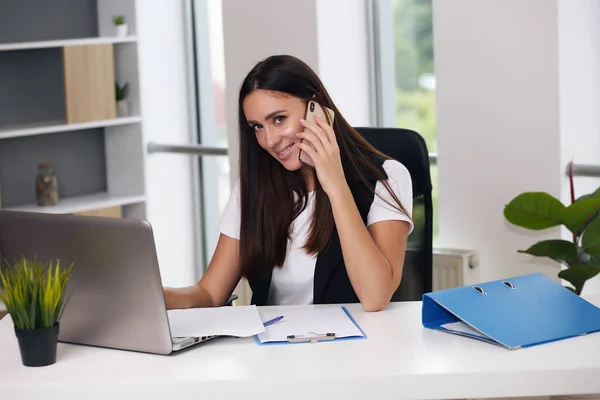 Tiro de uma jovem empresária atraente trabalhando em um laptop em seu local de trabalho. — Fotografia de Stock