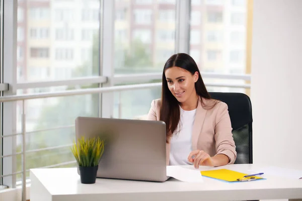 Piękny młody bizneswoman siedzi w nowoczesny biuro, brunetki — Zdjęcie stockowe