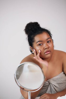 Gülümseyen güzel bir Afrikalı kadının portresi..