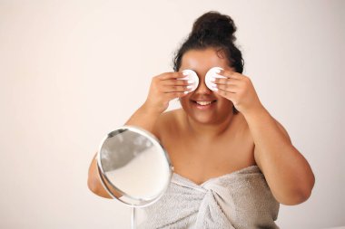 Kişisel gelişim. Bornozlu güzel Afrikalı Amerikalı kadın makyaj yapmaya hazır.,