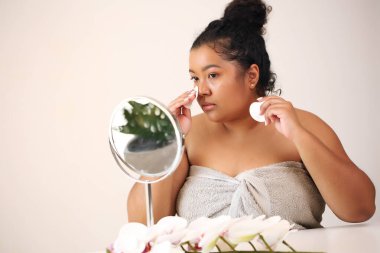 Afrika kökenli Amerikalı manken portresi. Genç kız.