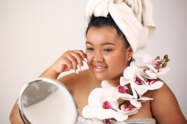 Saf güzellik. Güzel, genç, Afro-Amerikan kadın yüzüne dokunuyor.