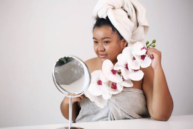 Yüz kremi. Beyaz havluyla güzel bir kadın.,