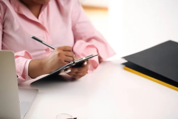 Serious afro-american woman in shirt in the office — Stock Photo, Image