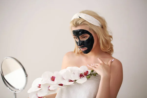 Woman Doing Morning Skin Care Shower — Stock Photo, Image