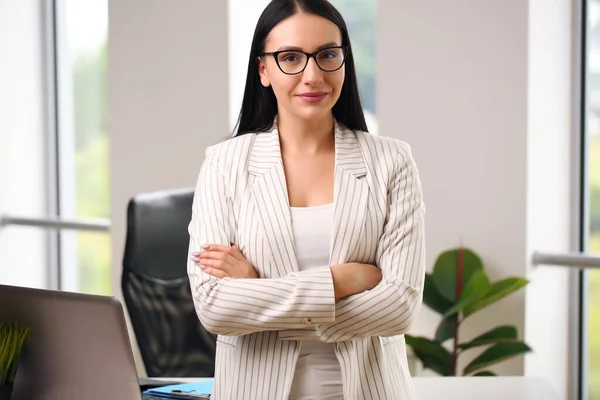 Mujer Negocios Gafas Traje Pie Mesa Brazos Cruzados — Foto de Stock