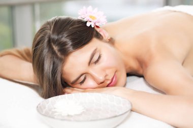 Genç Kafkasyalı esmer kadın güne kendine sağlık kliniğinde rahatlatıcı bir masaj yaparak başlıyor. Sağlıklı Yaşam Tarzı ve Spa Konsepti