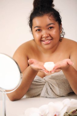 Afrika kökenli Amerikalı manken portresi. Genç kız..