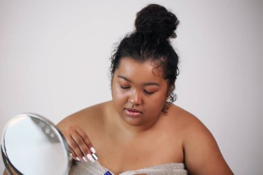 Afro kadın evde cildiyle ilgileniyor..