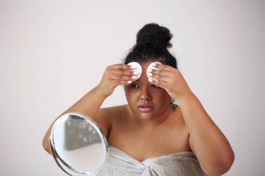 Afrika kökenli Amerikalı manken portresi. Genç kız..