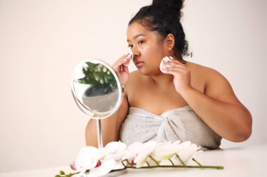 Afro kadın evde cildiyle ilgileniyor..