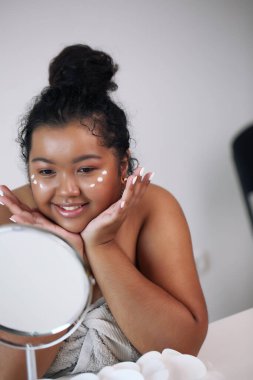 Afrika kökenli Amerikalı manken portresi. Genç kız..