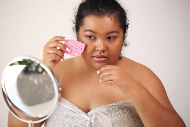 Yüz kremi. Beyaz havluyla güzel bir kadın.