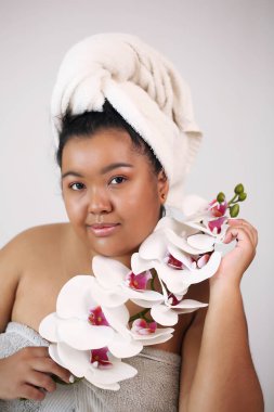 Saf güzellik. Güzel, genç, Afro-Amerikan kadın yüzüne dokunuyor..