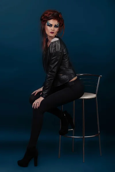 Moda vestita sexy ragazza seduta sulla sedia. Ritratto a figura intera — Foto Stock