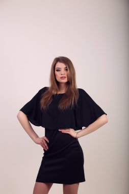Zerafet ve güzellik içinde moda siyah - bei güzel kadın